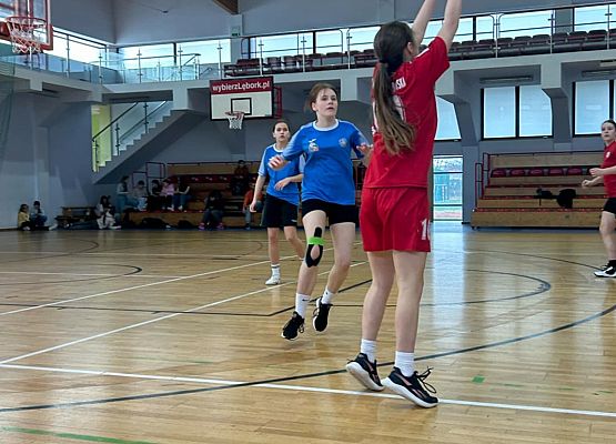 Dziewczynki w trakcie meczu koszykówki