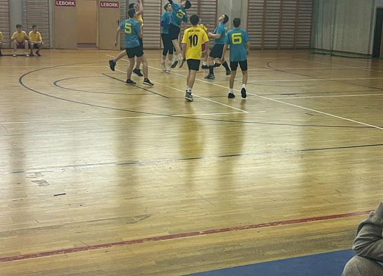 Chłopcy w trakcie meczu koszykówki