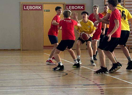 Chłopcy w trakcie meczu koszykówki