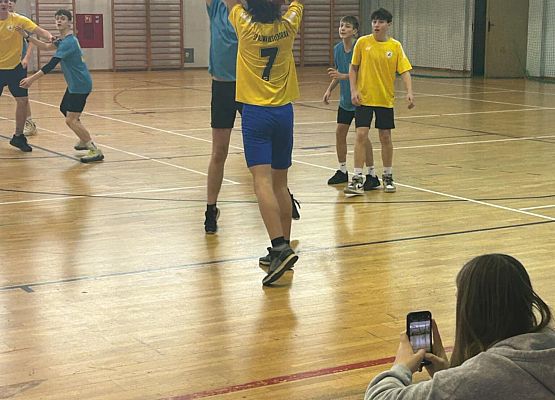 Chłopcy w trakcie meczu koszykówki