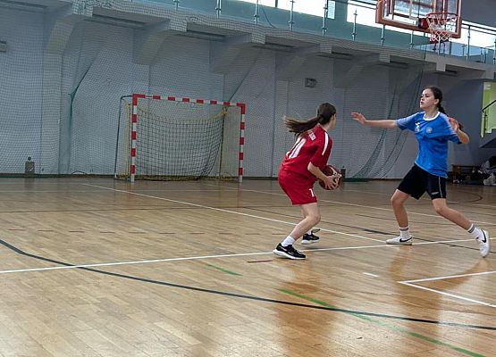 Dziewczynki w trakcie meczu koszykówki