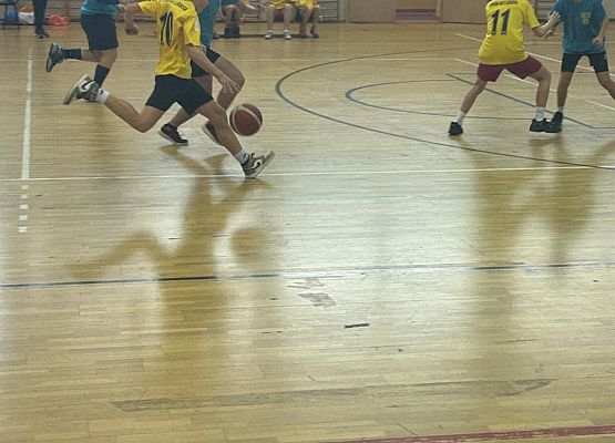 Chłopcy w trakcie meczu koszykówki