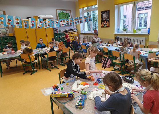 Uczniowie pracują z zaangażowaniem.