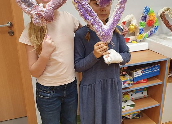 Przyjaciółki na walentynkowych zajęciach.