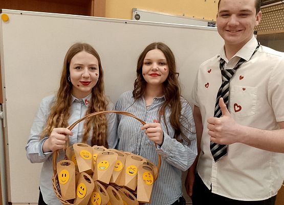 uczniowie z koszem upominków