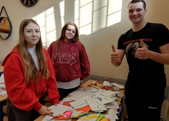 uczniowie z kartkami walentynkowymi