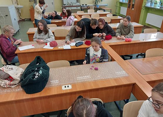 dziewczynki szydełkują