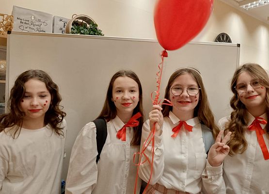 dziewczynki z klasy 6a z balonem