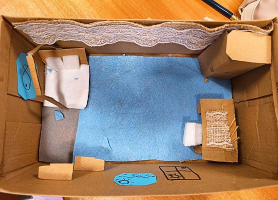 pokój z niebieską podłogą