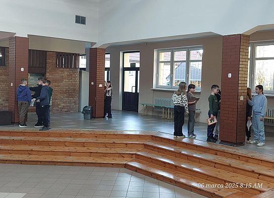 dzieci rozwiązują zagadki