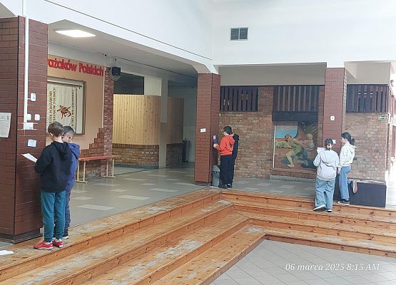 dzieci rozwiązują zagadki