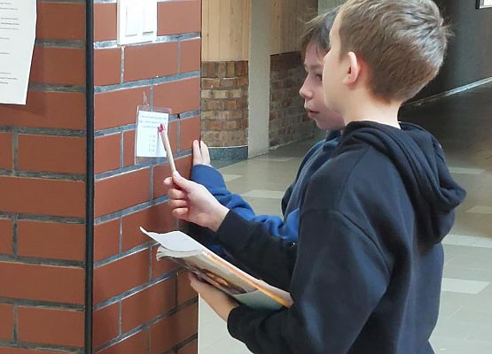 Filip i Oskar dyskutują