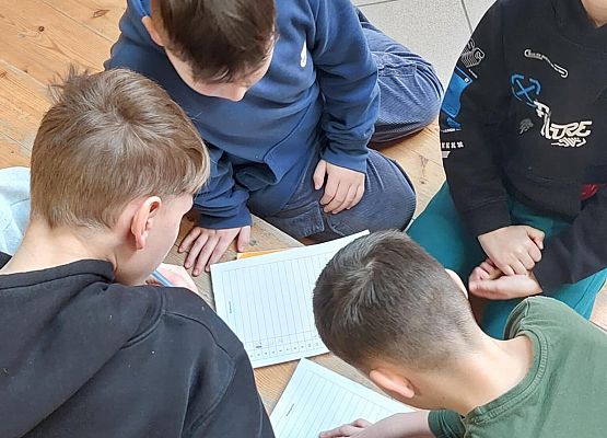 chłopcy analizują wyniki