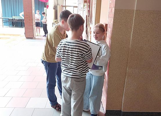 Lila Oliwier i Antek dyskutują