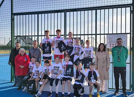 Uczniowie w koszulkach Bieg Tropem Wilczym