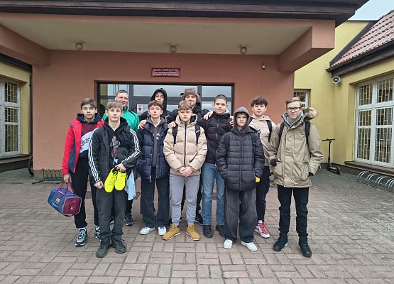 chłopcy jadą na zawody