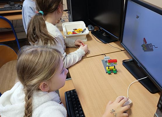 dziewczynki budują z instrukcji