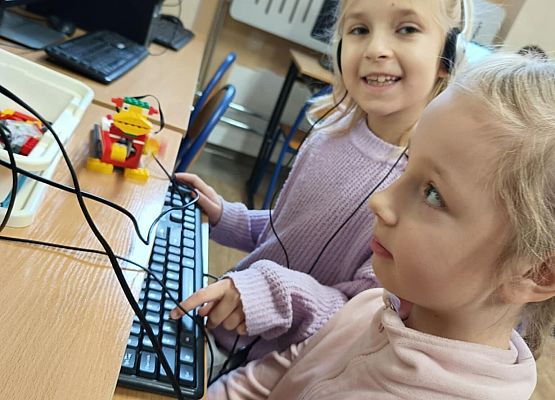 dziewczynki z małpką