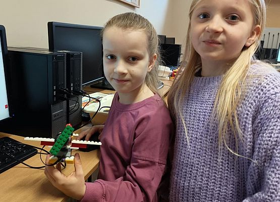 dziewczynki z samolotem