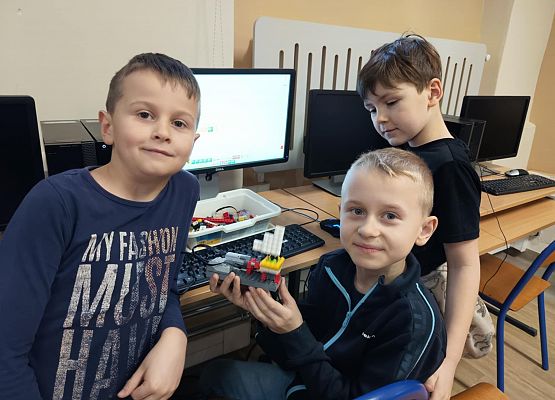 chłopcy ze statkiem