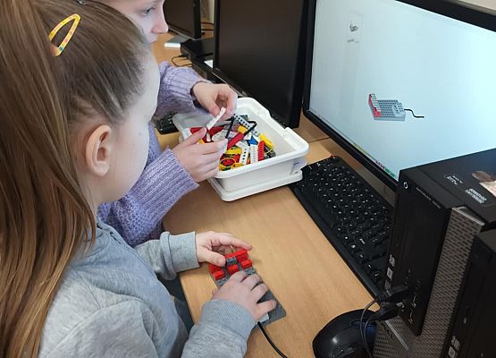 dziewczynki czytają instrukcję