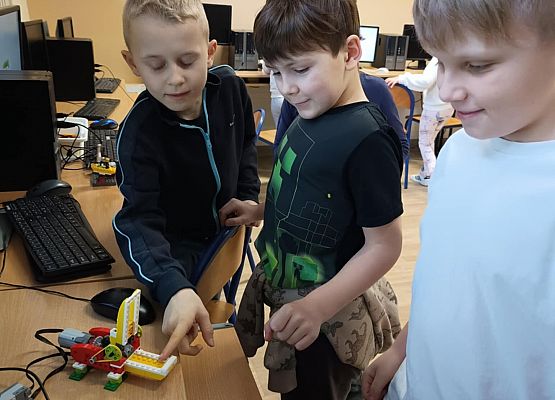 chłopcy z krokodylem