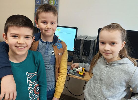 dzieci z gotowym projektem