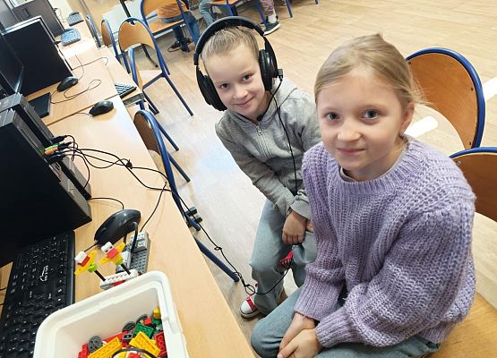 dziewczynki z robotem