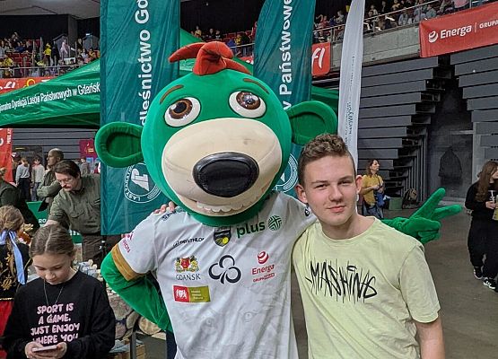 Adrian Jaskulka z maskotką Trefla