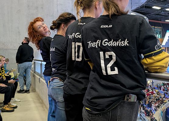 panie w koszulkach Trefla