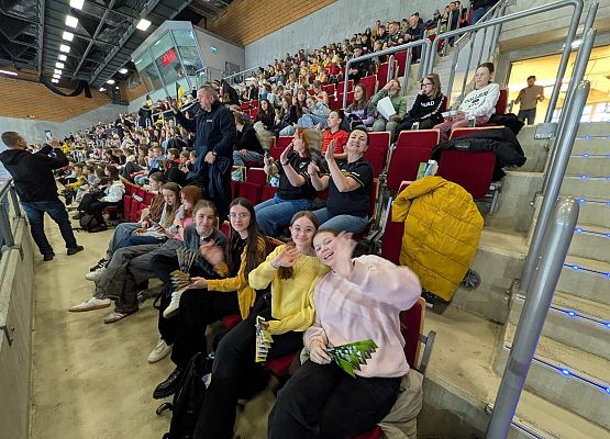 uczniowie oglądają mecz