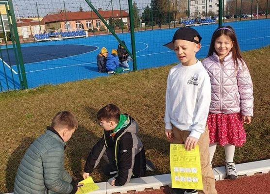 Ksawery Kacper Jaś i Pola rozwiązują wiosenne zadania