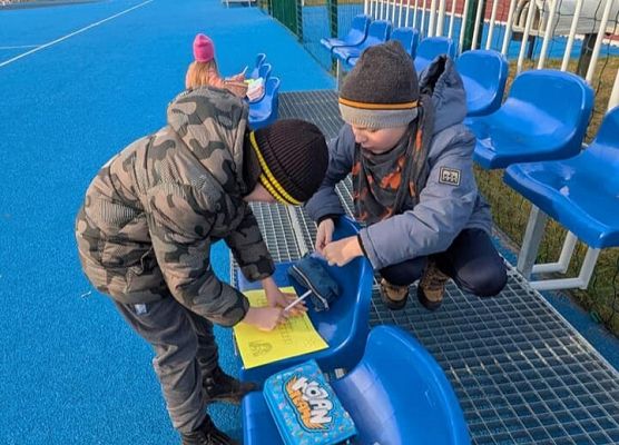 chłopcy z 2a rozwiązują krzyżówkę