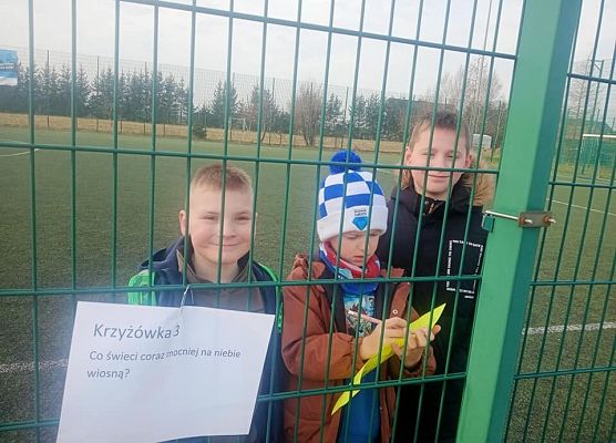 chłopcy zgodnie pracują