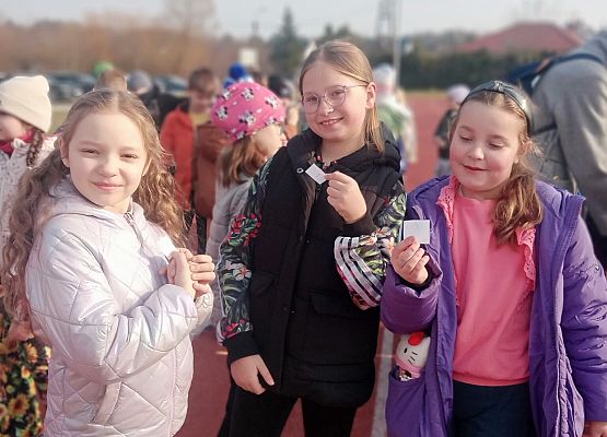 dziewczynki z 2b ukończyły grę terenową