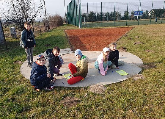 klasa 2c rozwiązuje zadania wiosenne