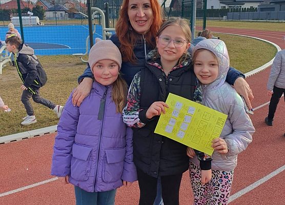 pani Kasia z dziewczynkami z klasy 2b które pierwsze ukończyły