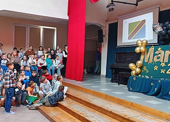 chłopiec poznaje państwa po flagach