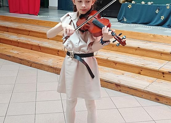 dziewczynka gra na skrzypcach