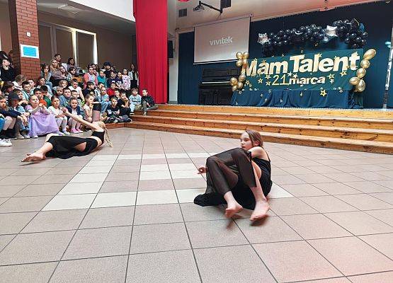 taniec dziewczynek z klasy 4