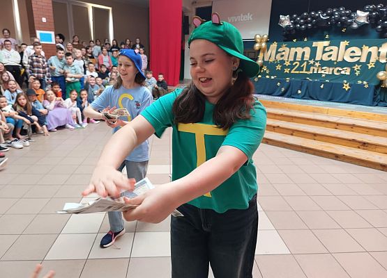 występ dziewczynek z klasy 5b