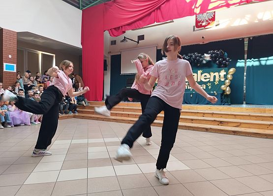 występ dziewczynek z klasy 5b