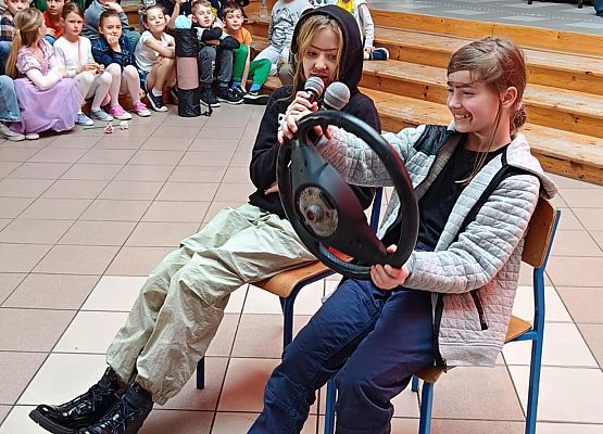 kabaret w wykonaniu dziewczynek z klasy 5a