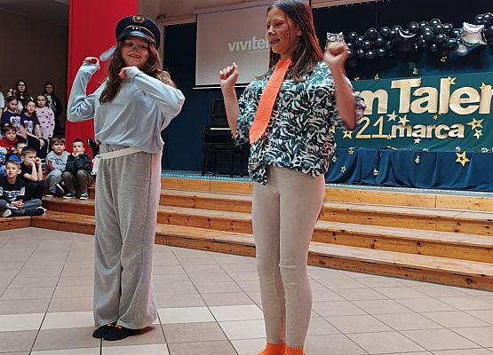 występ dziewczynek z klasy 5b