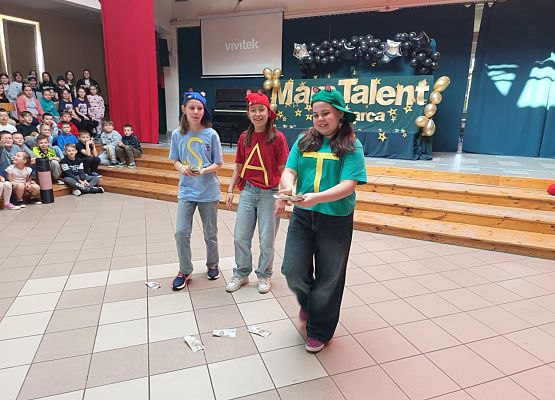 występ dziewczynek z klasy 5b