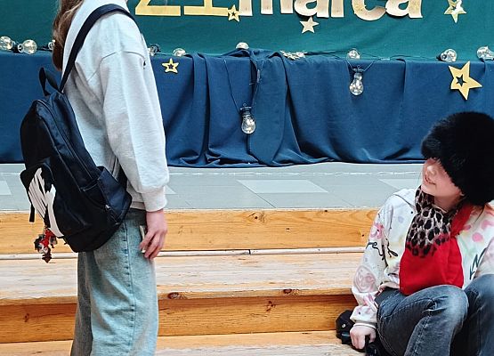 występ dziewczynek z klasy 4