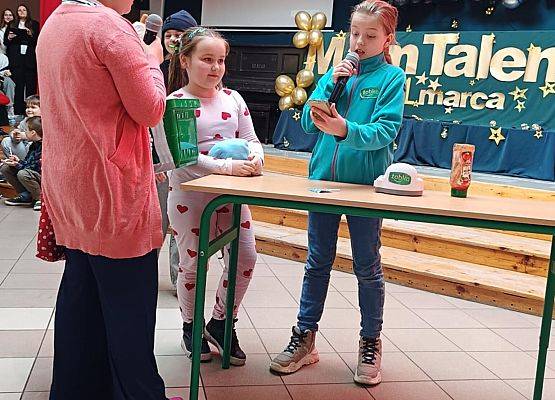 kabaret w wykonaniu dziewczynek z klasy 4