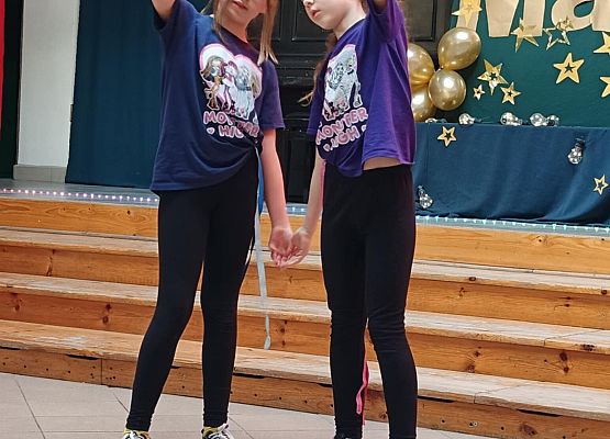 dziewczynki tańczą