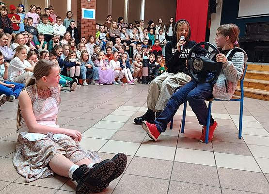 kabaret w wykonaniu dziewczynek z klasy 5a