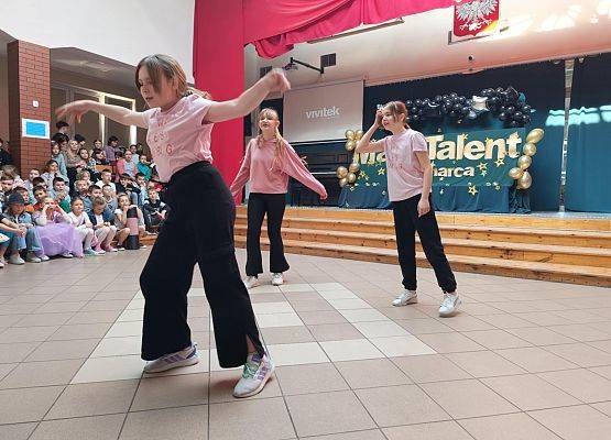 występ dziewczynek z klasy 5b